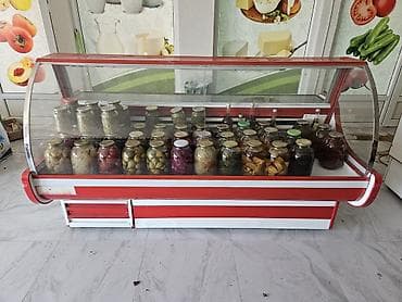 Soyuducu vitrin – iri ölçülü, önü qabarıq şüşəli, qırmızı-ağ dizayn — 1