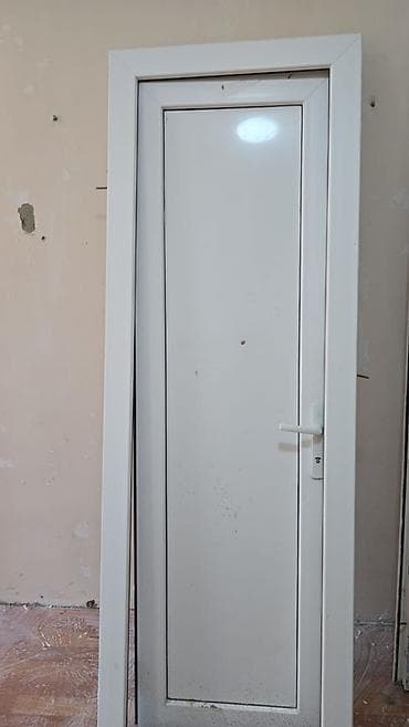 plasik qapı: Plastik (PVC) qapı – ağ rəngdə, klassik dizayn. Xüsusiyyətlər: - — 1