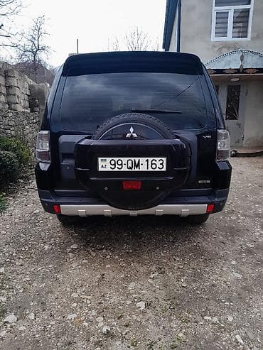 Mitsubishi: Mitsubishi Pajero (GLS) SUV - Kuzov: qara rəng, 5 qapı, yan — 5