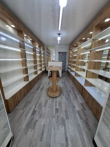 вешалки напольные для одежды оригинальные: Mağaza üçün vitrin və rəf sistemi - İki tərəfli divar boyu modul — 1