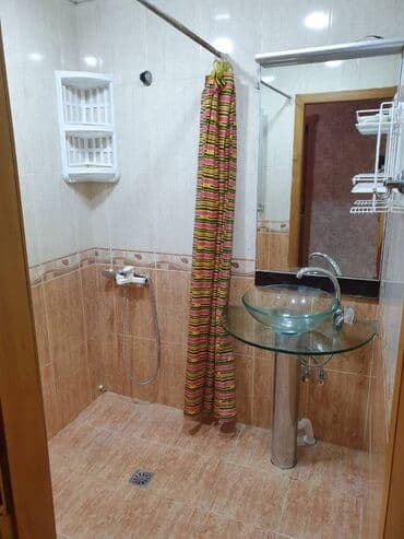 otaq yoldaşı qız: Xətai rayonu,Həzi Aslanov metrosunun çıxışında,9 mərtəbəli — 8