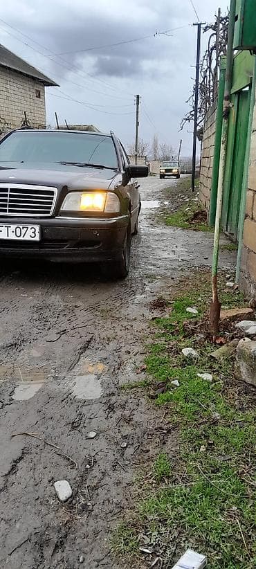 Mercedes-Benz C-Class (W202) sedan - Kuzov: sedan, qara rəng -