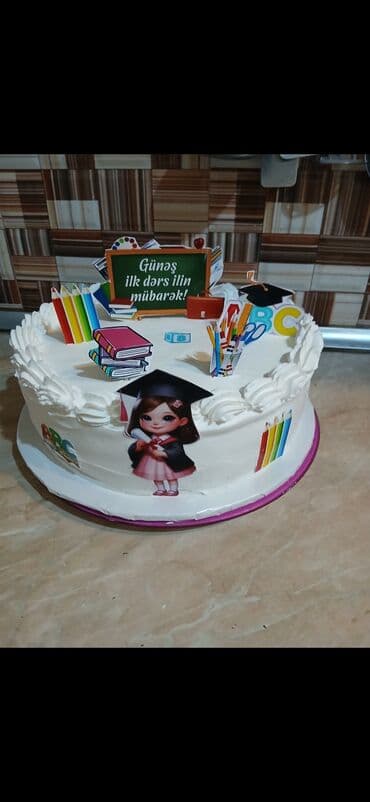 5 yas tortu: Məktəb mövzusunda bəzədilmiş tort - Ağ krem ilə örtülü, kənarları — 1