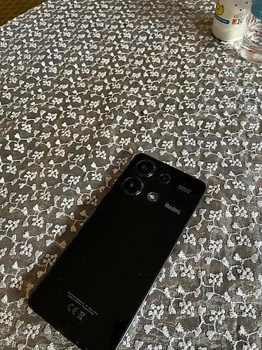 bluetooth qulaq: Redmi smartfon - Model: Redmi (arka qapaqda “Redmi” loqosu və “108MP” — 4