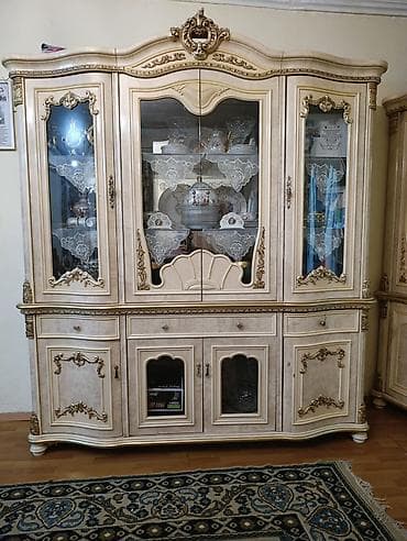 Klassik üslubda qonaq otağı mebel dəsti Tərkibi: - Böyük vitrin şkaf — 2