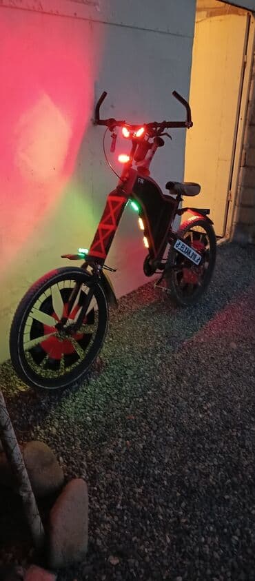 masin ucun velosiped tutacagi: Fərqli dizayna və qırmızı vurğulara malik tək sürətli velosiped. Qara — 2