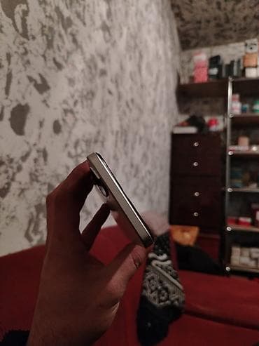 Фото и видеокамеры: Smartfon - Korpus: Düz kənarlı metal çərçivə, gümüş rəng. Ön tərəf — 4