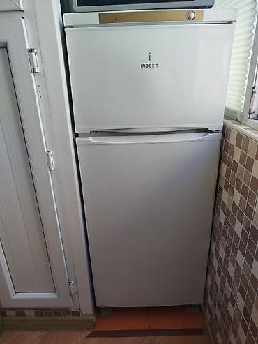 Indesit soyuducu - Ağ rəng, yuxarıda dondurucu bölmə, aşağıda əsas