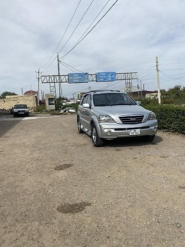 rol satisi: Kia Sorento – gümüş rəngli, tam ölçülü SUV. Texniki və daxili — 6
