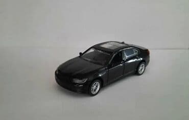 mini disk: Model avtomobil – qara sedan - Miqyas: təxmini 1:32–1:36 (kompakt — 3