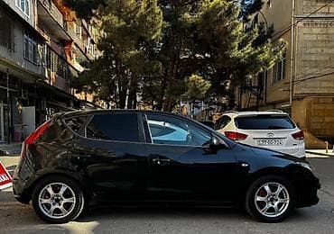 Motonəqliyyat: Hyundai i30 hatchback - Korpus: 5 qapılı, qara rəng, arxa şüşə tünd — 5