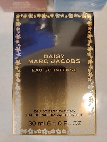 Şəxsi əşyalar: Qadınlar üçün Marc Jacobs Diasy Eau So ətir suyu satılır. Həcmi: 30 ml — 2