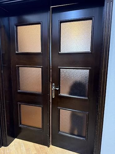 Qapı dəsti – şüşəli, tünd qəhvəyi - Material: taxta əsaslı qapı