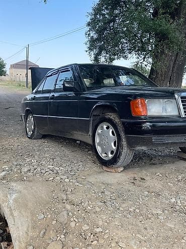 Mercedes-Benz 190 (W201) sedan — qara rəng, 4 qapı. Texniki və dizayn lalafo.az -da Mercedes-Benz 190 (W201) sedan — qara rəng, 4 qapı. Texniki və dizayn