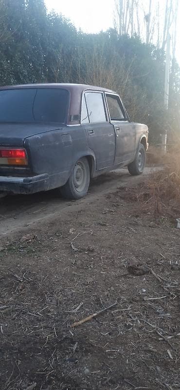 VAZ (LADA): VAZ 2107 sedan - Kuzov: 4 qapılı, klassik “Jiquli” dizaynı. Qara mat — 2