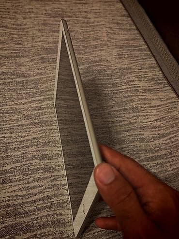 ipad air 7: Apple iPad (gümüş rəng) - 9.7" Retina ekran, ön paneldə Touch ID ana — 2