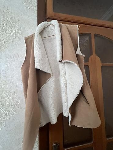 termo geyim: Qadınlar üçün süni kürklü jilet - Model: açıq önlü, asimmetrik — 1