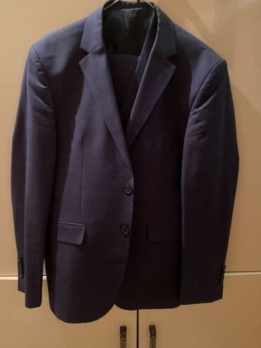 kişi ucun klassik qara kostyum: Kişi kostyumu satilir, 1 defe geyilib nişana, üçlü dəstdir, jileti — 1