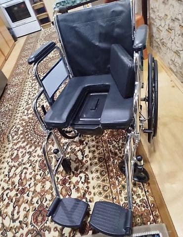 tibbi mehsullar: Tualet qabı olan universal əlil arabası - Çərçivə: parlaq xrom-metal — 2