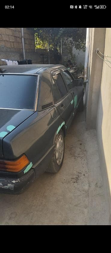 07 kapotu: Mercedes-Benz 190 (W201): 1.8 l | 1990 il Sedan — 1