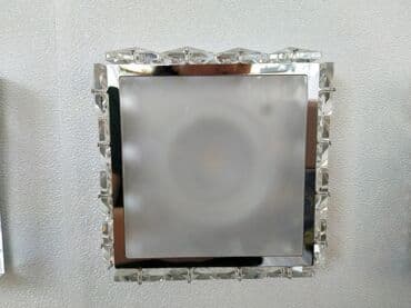 Gümüşü rəngdə, kvadrat formalı, şüşə bəzəkli divar lampası. Müasir