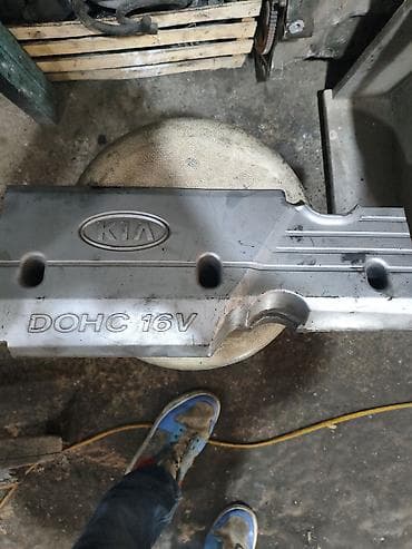 KIA DOHC 16V mühərrik üçün klapan qapağı - Üzərində “KIA” loqosu və