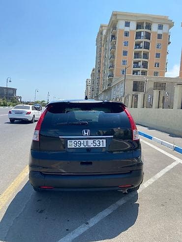 w211 disk teker: Honda CR-V krossover, qara rəngdə, geniş və rahat salonlu modeldir — 9