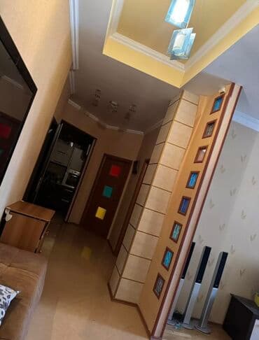 Mənzilin təsviri: - Geniş, işıqlı zal: parket döşəmə, iri pəncərə