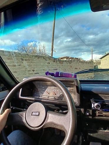 nivə: Lada Niva 4x4, ağ rəngli, klassik kuzov. Əsas xüsusiyyətlər: - Tam — 3