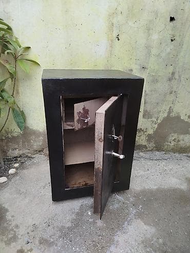 islenmis seyf qapilar: Metal seyf – iri tutumlu, sərt polad korpuslu, qara rəngli. sey 6liq — 5