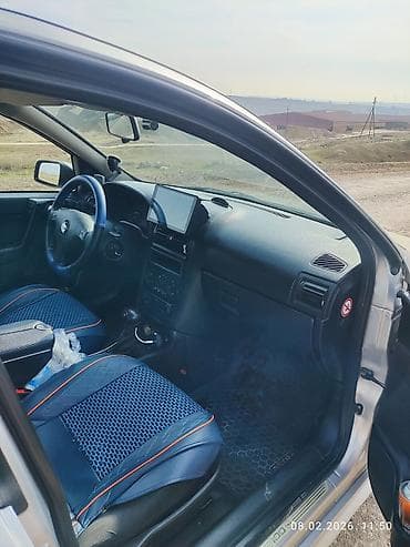 opeler: Model: Opel Astra G (hatchback) Kuzov: 5 qapı, gümüşü rəng Mühərrik — 8