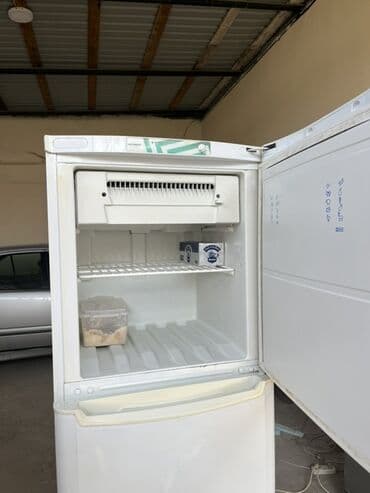 Техника для приготовления еды: Б/у 2 двери Indesit Холодильник Продажа, цвет - Белый, С колесиками — 7