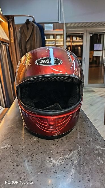 Tam üzlü motosiklet dəbilqəsi – qırmızı metalik rəng, üzərində qrafik