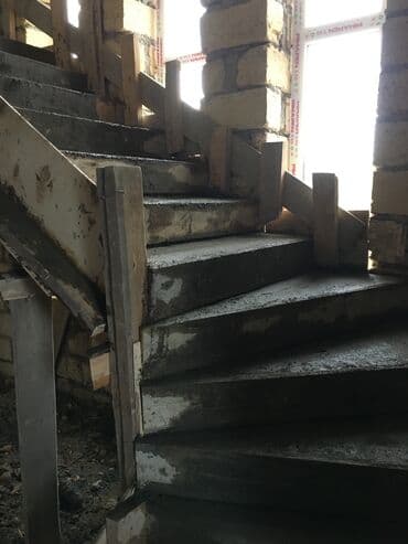 ikinci əl seyf qapi: Betondan pillekenler. Baslanqic ve son pillelere lazerle kod verib — 18