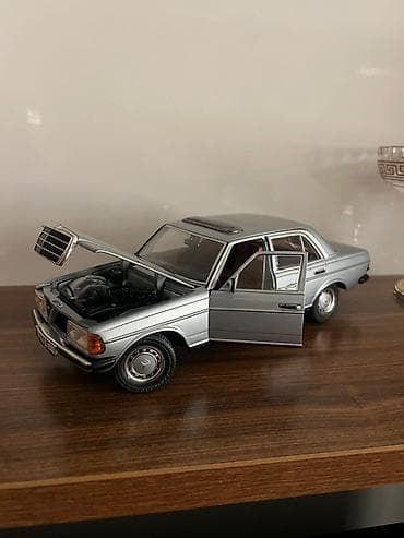 suktur: Metalik gümüş rəngdə klassik sedan model avtomobil maketi - Miqyas — 1