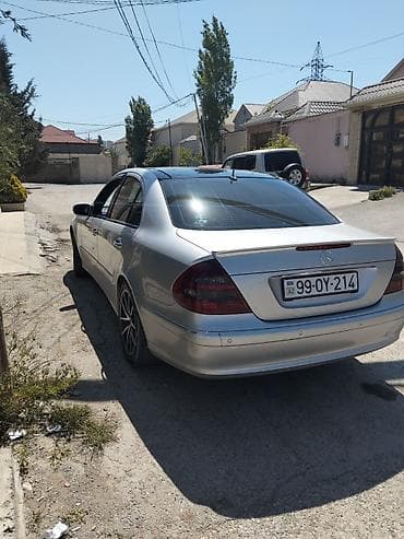 şuşe qaldıran: Mercedes-Benz E-Class sedan (W211), gümüşü rəng. Xüsusiyyətlər: - — 7