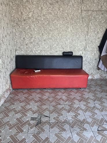 Divanlar: İki rəngli (qırmızı oturacaq, qara bel hissəsi) uzun skamyavari divan — 1