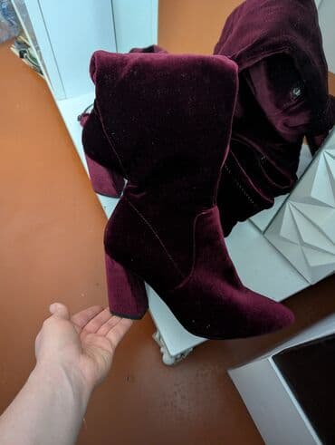 sapaskiler: Bordo rəngli, dizüstü qadın çəkmələri - Material: məxmər tekstura - — 2