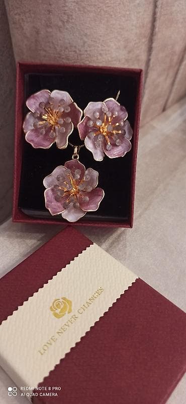 Kişi ayaqqabıları: Cox gozel destdi baha alinib yenidi 17m satilir.Bənövşəyi-çəhrayı — 2