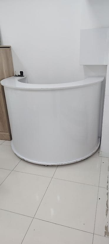 Sifarişlə ofis mebeli: Ağ rəngli yarımdairəvi resepsiyon/qarşılama stolu - Dizayn: Yumru — 1