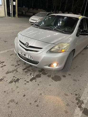 toyota vitz: Toyota Yaris: 1.3 l | 2007 il Sedan — 2