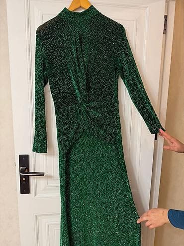 Zümrüd-yaşıl rəngdə, parıltılı daşlı maxi ziyafət geyimi. - Parıldayan