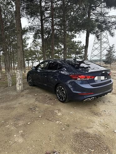 Hyundai Elantra: 1.6 l | 2018 il Sedan
