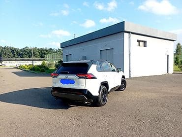 куплю машину в баку: Toyota RAV4 – ağ gövdə, qara dam və qara eksteryer detalları ilə zərif — 3