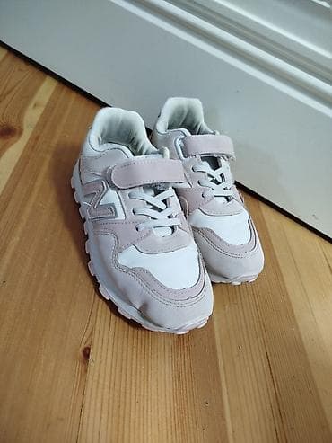 ayaggabı: Uşaq idman ayaqqabısı yaxşı vəziyyətdədir.33 razmer.unvan Razin - — 1