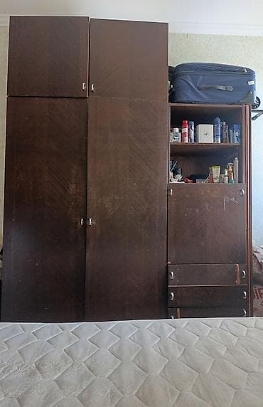 Klassik tərzdə, tünd qəhvəyi rəngli iri divar dolabı - Material