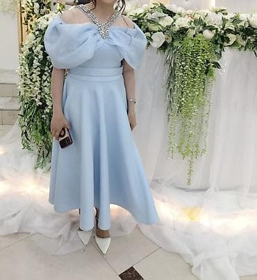 Göy pastel rəngdə zərif ziyafət/gecə geyimi. Xüsusiyyətlər: - Model