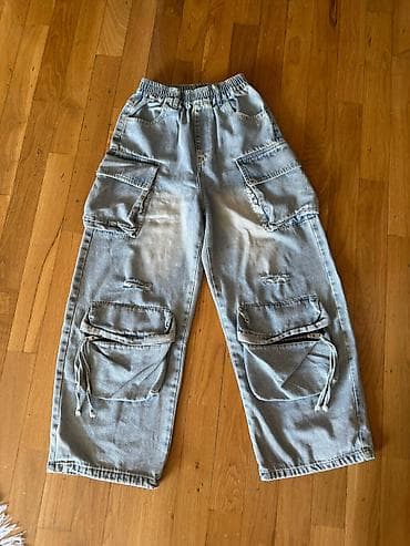 Cinslər: Geniş kəsimli, açıq boz rəngli denim kargo şalvar. Biri 50 manata — 1