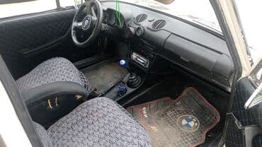 ваза напольная стеклянная высокая без узора: Model: VAZ 2106 sedan Xüsusiyyətlər: - Rəng: ağ, 4 qapı - Mexaniki — 1