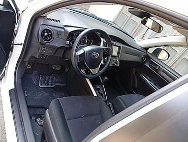 corolla cros: Toyota Corolla Fielder Hybrid, ağ rəng, universaI kuzov. Texniki — 1